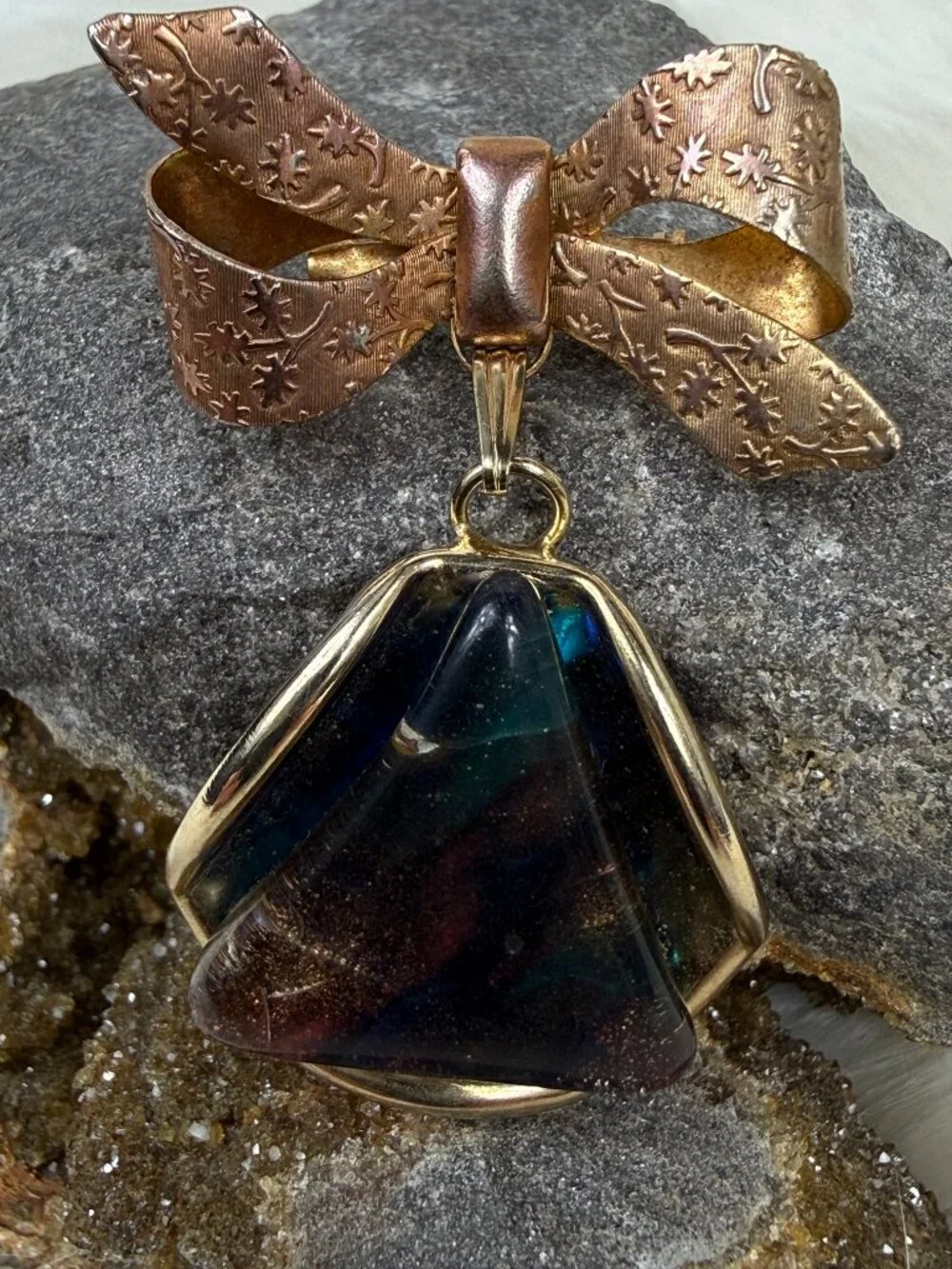 Vintage Gold Tone Textured Ribbon Bow w/ Art Glass Cab Dangle 2